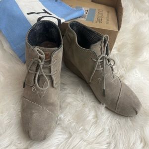 Toms Women’s Size 9W Shoes Desert Wedge Taupe Suede Lace-up Ankle Bootie